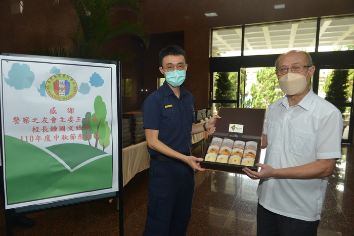 「土狗樂市」月餅禮盒，特別為警專量身訂作